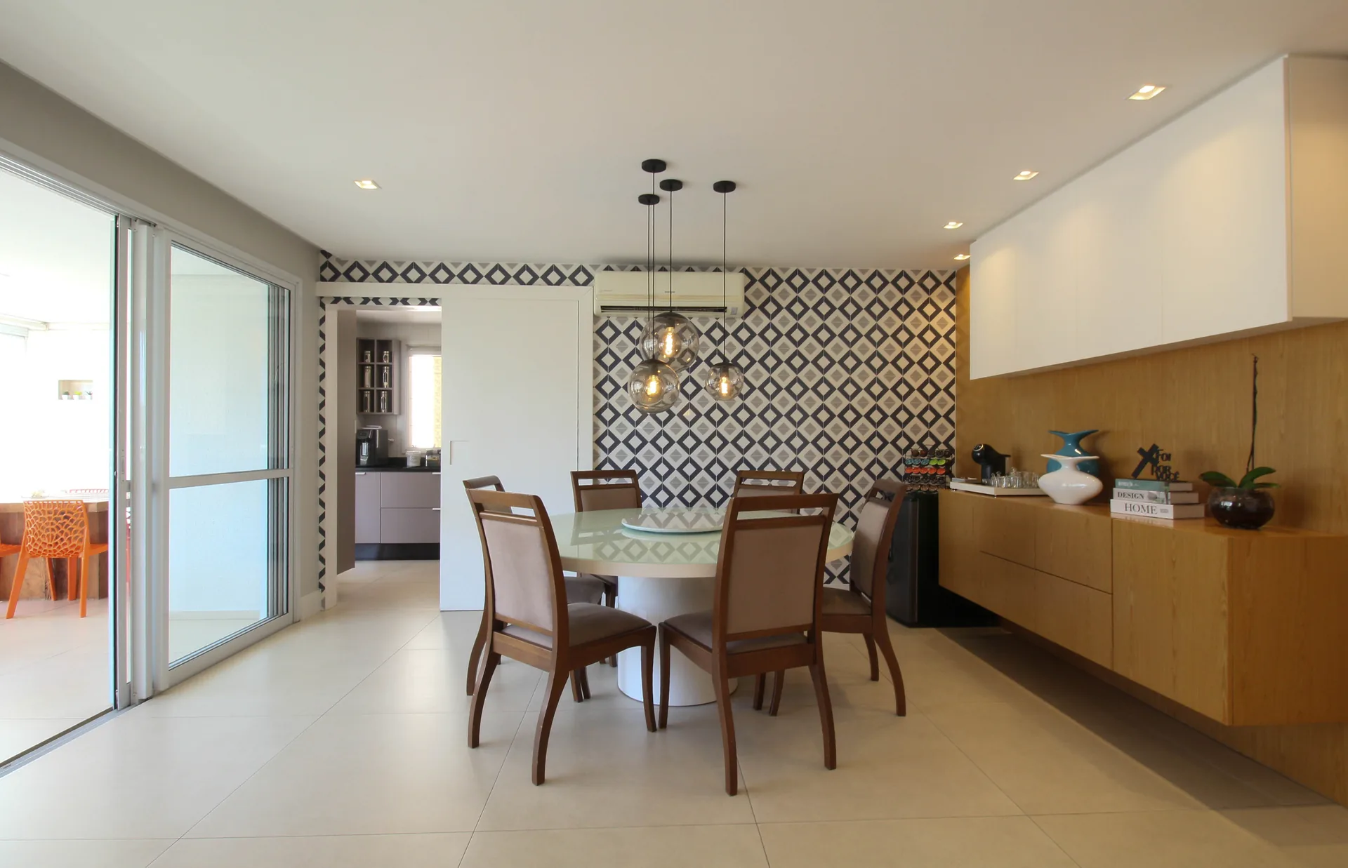 Sala de jantar ampla e integrada à varanda no apartamento à venda no Condomínio Taman