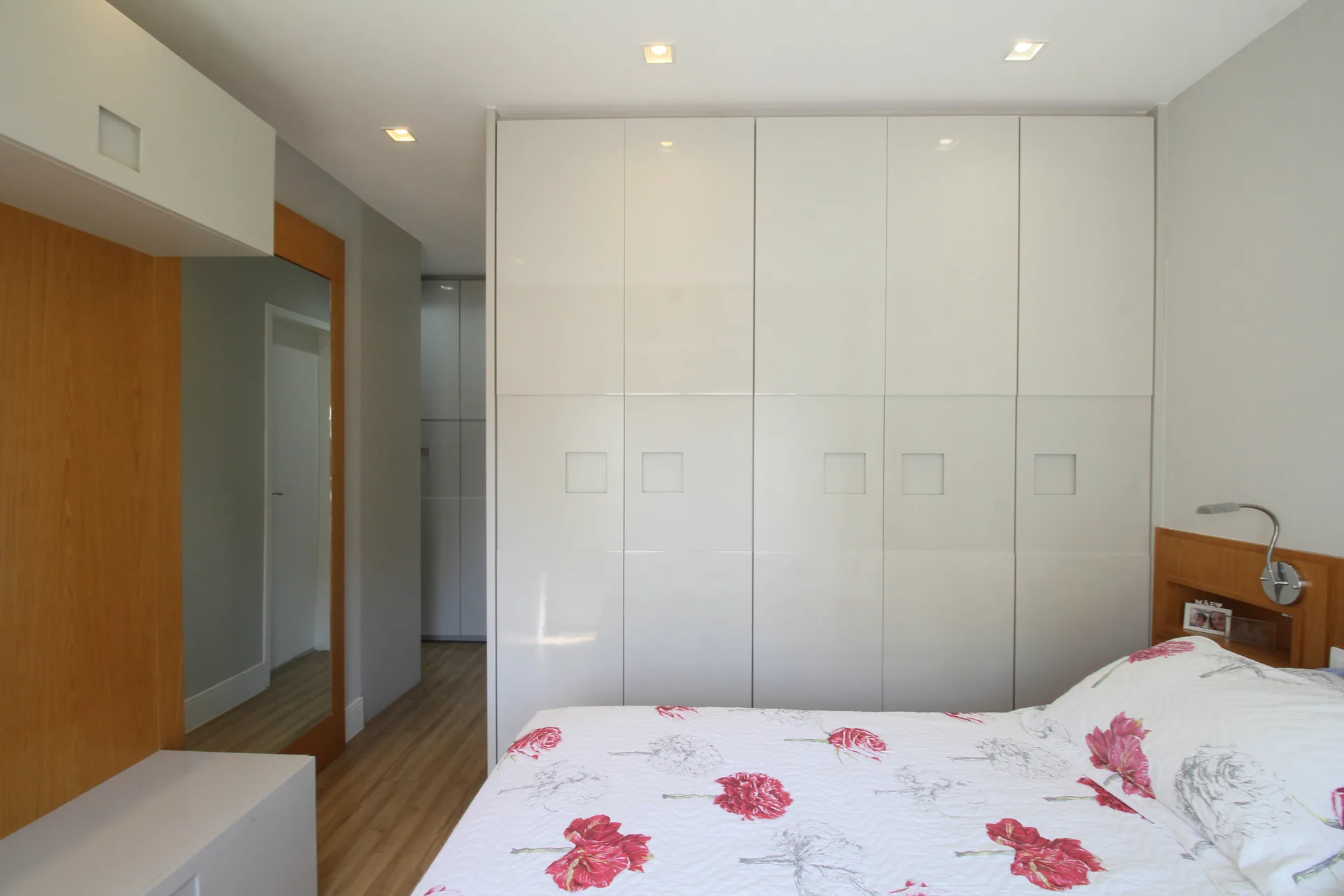 Suíte master do apartamento de alto padrão no Condomínio Taman Vila Andrade